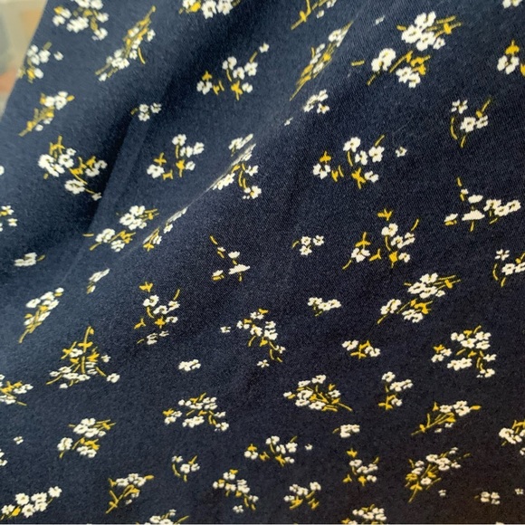 OLD NAVY CREW NECK WITH KEYHOLE BACK FLORAL TANK SIZE LARGE - Picture 9 of 9